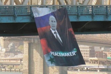 Неизвестные вывесили большой портрет Путина на мосту в Нью-Йорке (фото)
