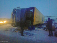 В Экибастузском районе пассажирский автобус опрокинулся на бок