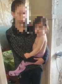 Троих маленьких детей забрали у молодых пьющих родителей в Павлодарской области