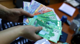 Реальная зарплата 75% казахстанцев не дотянула до средней по республике