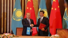 Назарбаеву вручили премию мира "Шелковый путь"