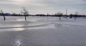 В селе Хмельницое Щербактинского района возле водонапорной башни образовалось целое озеро