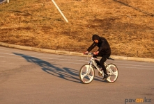 Как передвигаться по набережной на велосипедах, разъясняют павлодарские полицейские