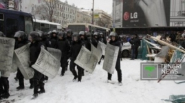Спецназ начал штурм баррикад митингующих на Майдане