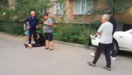 Мать сбитой во дворе девочки обвинила полицейских в том, что они спровоцировали ДТП в Павлодаре