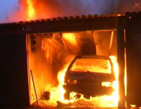 В Павлодаре автомобиль стал причиной пожара в гараже