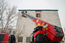Павлодарские пожарные спасли из задымленного дома пятерых детей