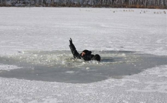 Несмотря на предупреждения, один рыбак все-таки провалился под лед в Павлодаре