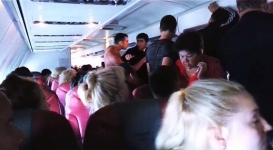 Российские туристы устроили драку на борту самолета