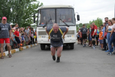 Житель Аксу протащил на себе четырехтонный автобус