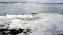 Трех подростков спасли со льдины на Иртыше