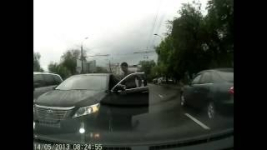 В Алматы для водителя Камри-"комитетчика" правила дорожного движения не писаны