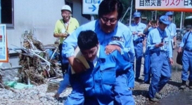 Японский чиновник стал посмешищем в соцсетях после катания на спине у подчиненного