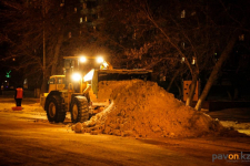 Коммунальные службы Прииртышья убирают снег в круглосуточном режиме