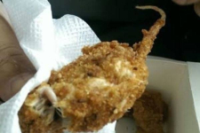 Клиент KFC подложил зажаренную крысу в свой заказ