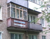 В Павлодаре женщина выпала с балкона пятого этажа