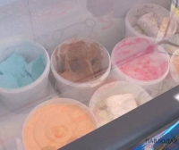 Без перчаток продают мороженое на улицах Павлодара