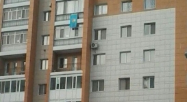 Жителя Астаны оштрафовали почти на 400 тысяч тенге за вывешенный на балконе флаг РК