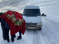 Павлодарские полицейские спасли водителя микроавтобуса с замерзающими пассажирами