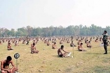 В Индии будущих военнослужащих заставили сдавать экзамен в трусах