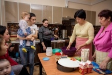 Ветераны алюминиевого завода научили молодых мам печь пироги и баурсаки и вязать пинетки
