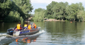 Сотрудники ДЧС спасли трех россиян, чуть не утонувших на реке Иртыш