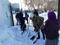 Павлодарские школьники помогли пожилым людям в уборке снега