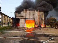 Пожар на бывшем картонно-рубероидном заводе произошел в Павлодаре