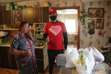Павлодарские волонтеры помогли продуктами семьям, находящимся в нелегкой ситуации