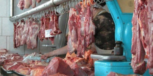В Шымкенте администрация базара принуждает продавцов торговать некачественным мясом