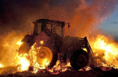 В Прииртышье во время ликвидации степного пожара сгорел трактор