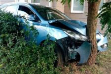 В Кенжеколе угонщик, пытаясь скрыться, врезался в дерево