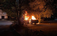 Иномарка сгорела ночью в одном из дворов Павлодара