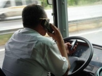 Водителей столичных автобусов обяжут выходить на линию без мобильников