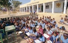 В Индии директор школы отвел 5-летнюю девочку на крышу и изнасиловал