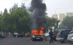 На стоянке перед акиматом города загорелась автомашина