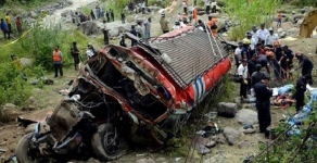 В Китае 35 человек погибли в результате падения автобуса в ущелье