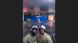 Улыбающиеся пожарные сняли селфи на фоне горящего ТЦ в Казани