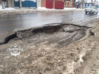 В Павлодаре снова провалился асфальт