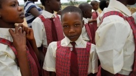 Африканским школьницам предложили стипендию за воздержание от секса