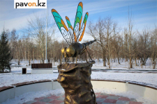 Скульптуру стрекозы установили в парке Гагарина в Павлодаре