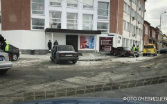 В Павлодаре произошло ДТП, в результате чего одна из автомашин врезалась в здание