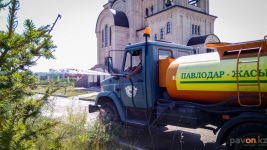 Павлодарские коммунальщики усилили полив цветов и деревьев из-за жаркой погоды