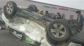 Машина перевернулась на дороге в Павлодаре, три человека пострадали