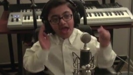Перепевший хит Эминема мальчик-инвалид со 125 сломанными костями покорил Интернет