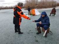 Спасатели уговаривают павлодарских рыбаков отложить подледный лов до зимы