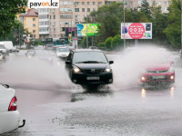 Восемь машин откачивают воду с павлодарских улиц