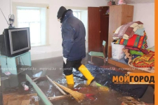 В Уральске из-за прорыва труб затопило три дома (фото)
