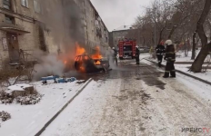 Lada Priora сгорела в одном из дворов Павлодара