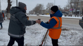 В морозную погоду павлодарских дорожников порадовали горячим обедом